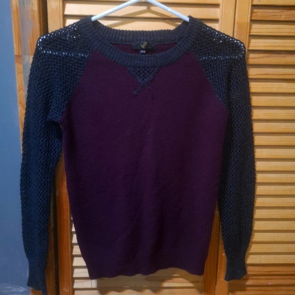 Shirt with holes in it - Picture 1 of 3